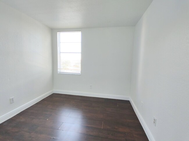 Building Photo - Gorgeous and Spacious 2/1 Unit in Hialeah