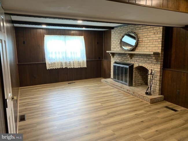 Building Photo - 18 Flanders Ridge Ct