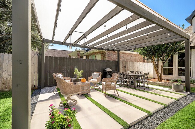 Building Photo - 18902 Mountain Spring Dr