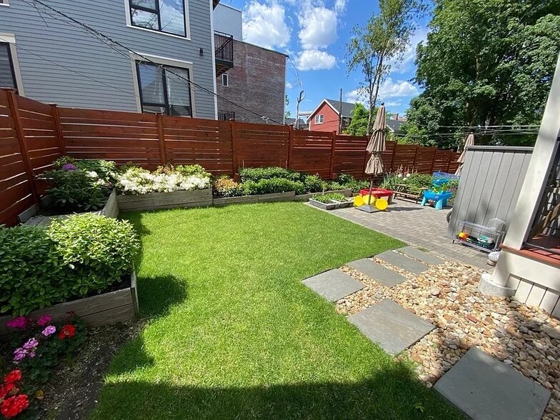 Private Terraced Side Yard - 102A Mount Pleasant Ave
