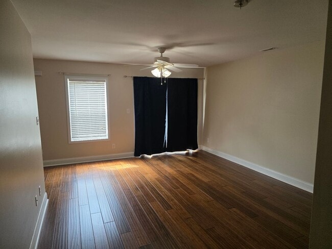 Building Photo - 3 bedroom 3 bath townhouse with one car ga...