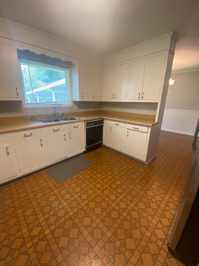 Building Photo - Charming 4 BR, 2 BA, Close to MTSU, 1 Car Garage, Large Carport