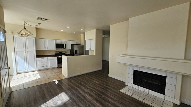 Building Photo - 4 Bedroom!  Buffalo & Smoke Ranch Area!