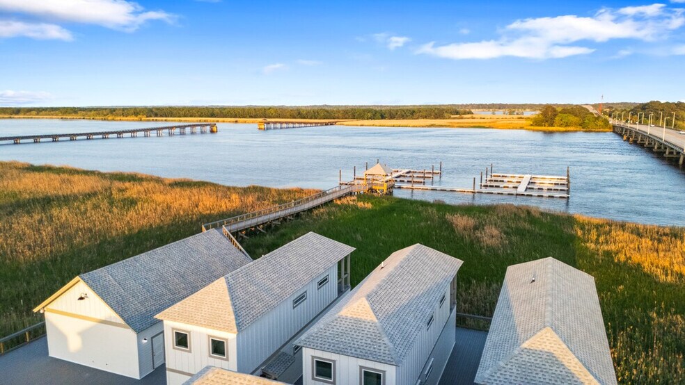 Building Photo - 435 Marina Dr