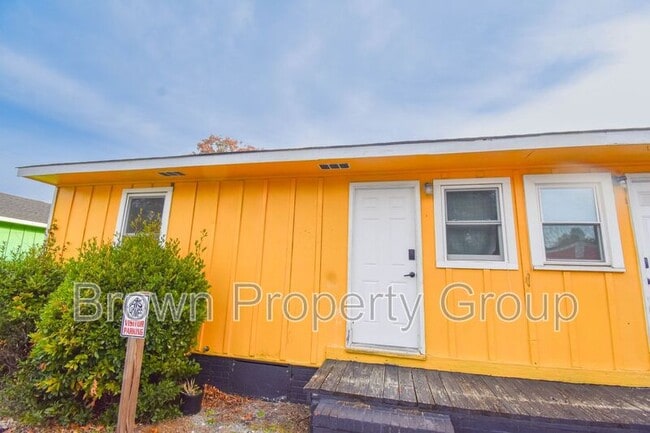 Building Photo - 204 S Fifth St