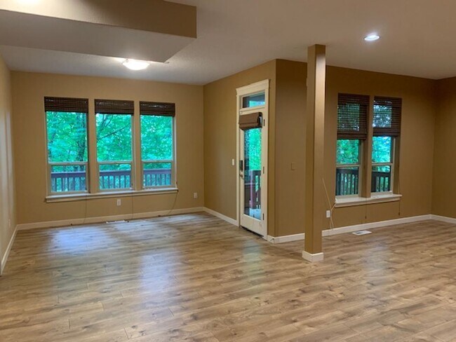 Building Photo - Starpointe Luxury Home with 6 Bedrooms, 4 ...