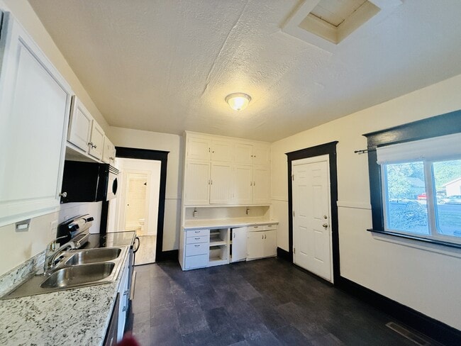 Building Photo - 578 E 21st St