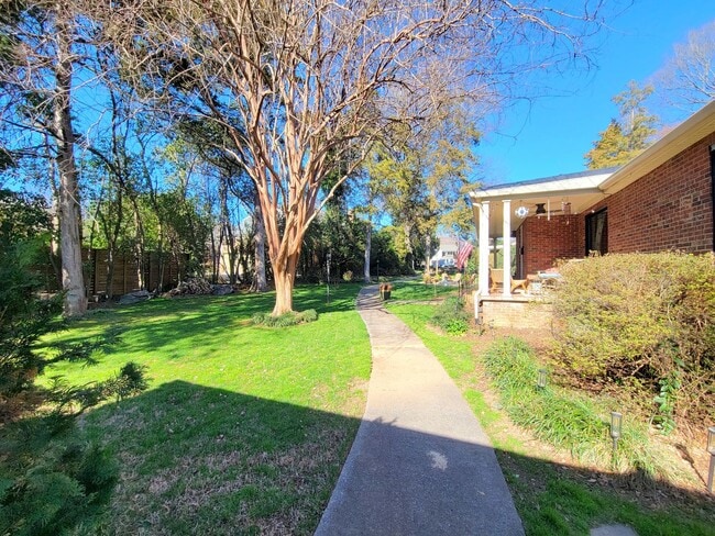 Building Photo - 2408 Providence Rd