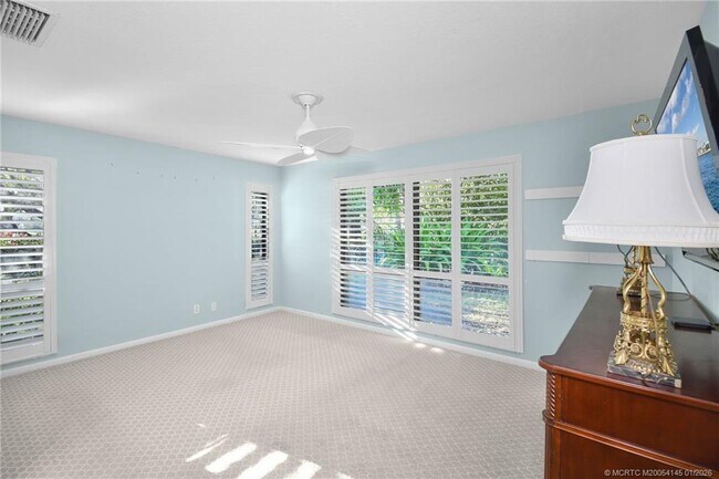 Building Photo - 2225 SW Creekside Dr