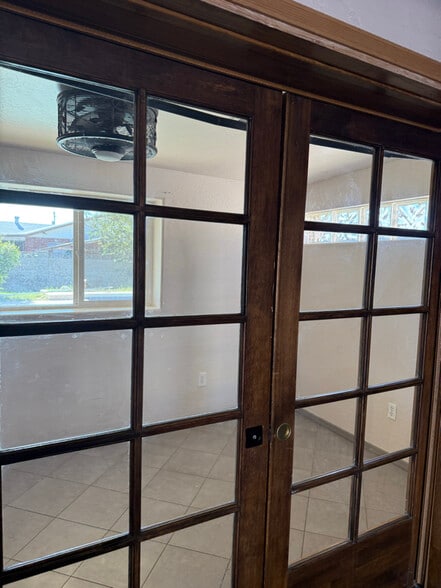 Building Photo - 2923 W Rose Ln