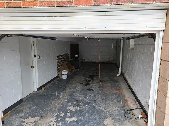 Building Photo - Remodeled master suite