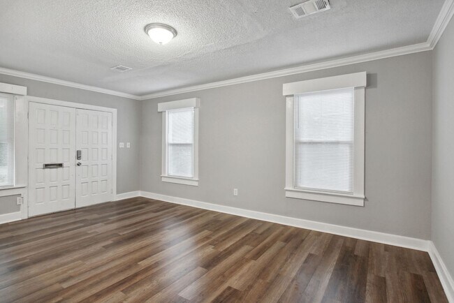 Building Photo - 3BR/2BA Downtown House Walking Distance to Forsyth Park and Daffin Park