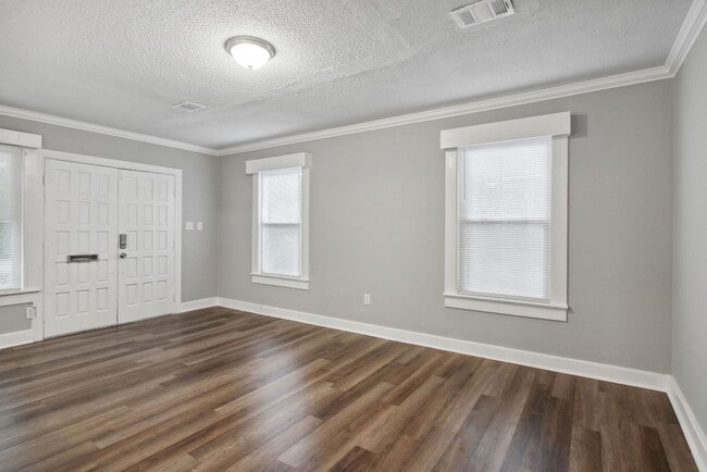 Building Photo - 3BR/2BA Downtown House Walking Distance to...