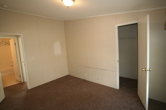 Building Photo - 3 bedroom in centralized location