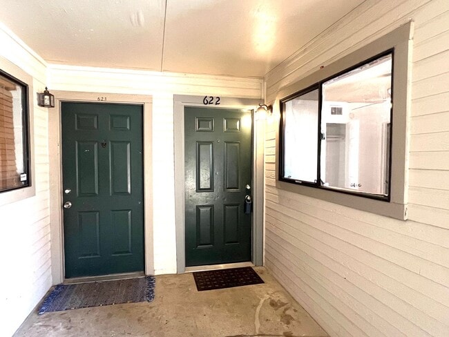 Building Photo - 2 Bedroom 2 Bath Condo Home for rent near Downtown Austin, Top Floor with Balcony, Gated Community