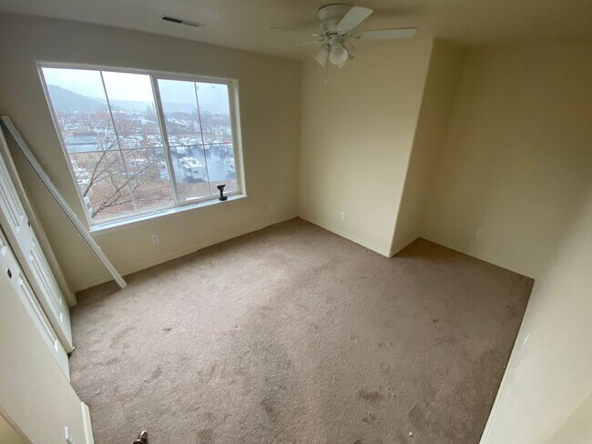 Building Photo - Fantastic Views From This Three Bedroom Townhome