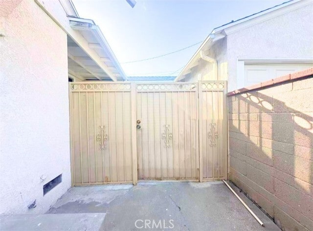 Building Photo - 637 W Floral Dr