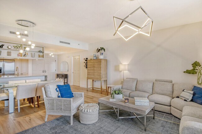 Building Photo - Short term ONLY Amazing 2/2 condo in the heart of downtown Sarasota with Bay View!