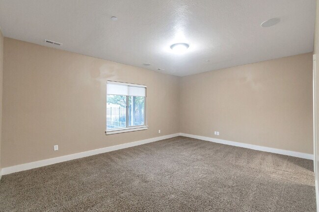 Building Photo - Suncrest — Stunning 4 Bed, 4 Bath Home - SPACIOUS LIVING