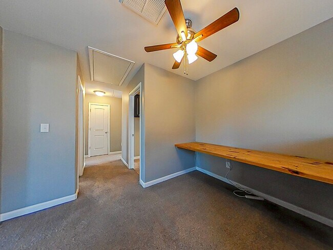 Building Photo - 3 Bedroom 2.5 Bath in Crawford Creek