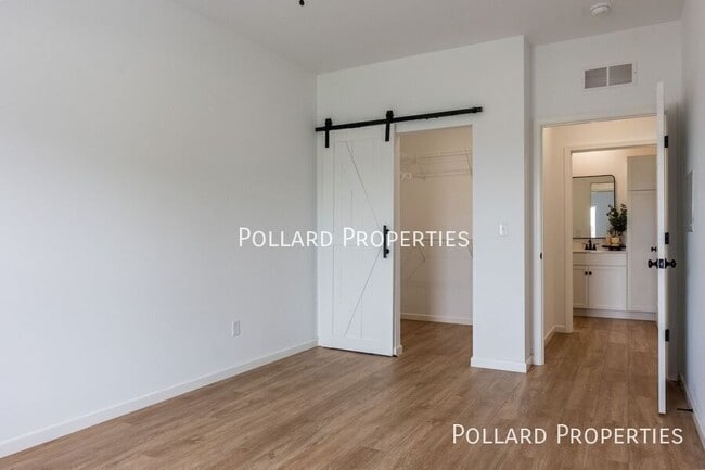 Building Photo - 822 Parkview Dr