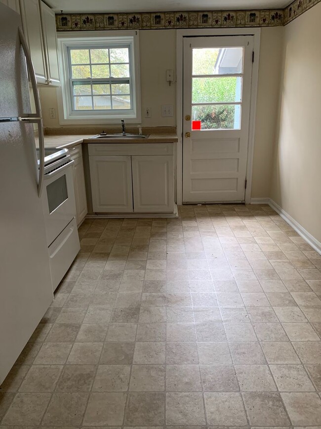 Building Photo - Two Bed Duplex Near Avondale! Great location!