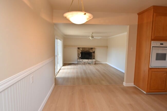 Building Photo - Beautiful home with AC in PRIME Santa Clara location - 3 bd / 2 bath coming soon!