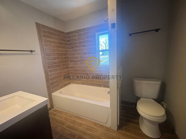 Building Photo - Beautifully Updated, 2-Bedroom, 1.5-Bathroom Located in Brookside Park, Available NOW!