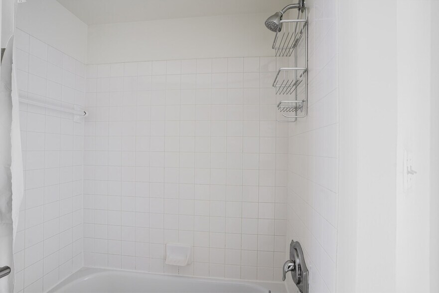 Building Photo - 4650 Washington Blvd