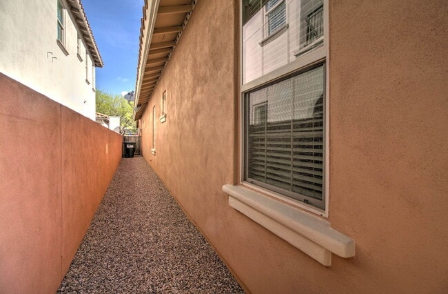 Building Photo - 9427 E Trailside View