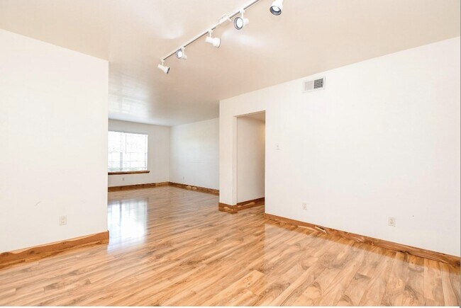 Building Photo - 7233 Beechnut St