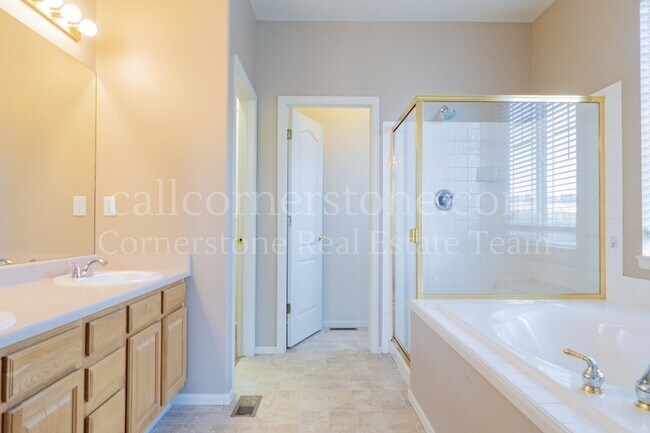Building Photo - 3305 Hollycrest Dr