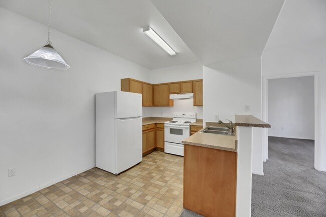 Building Photo - 2 bed/2 bath condo in a gated community
