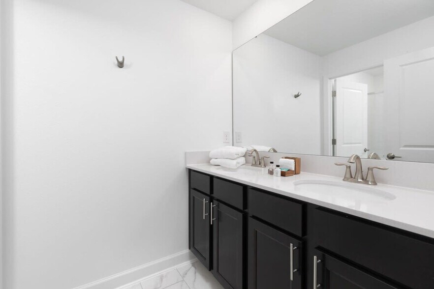 Building Photo - 994 Splash Shot Pl