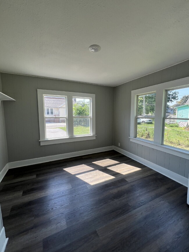 Building Photo - Newly Renovated 2 bedroom / 1 bathroom hou...