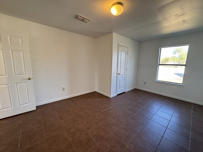 Building Photo - 2 bedroom and 1 bathroom unit ready to move in in Charlotte.