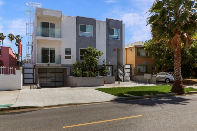 Building Photo - Gorgeous 3 Bedroom / 2 1/2 Bath Townhome-Style Apartment in Hollywood