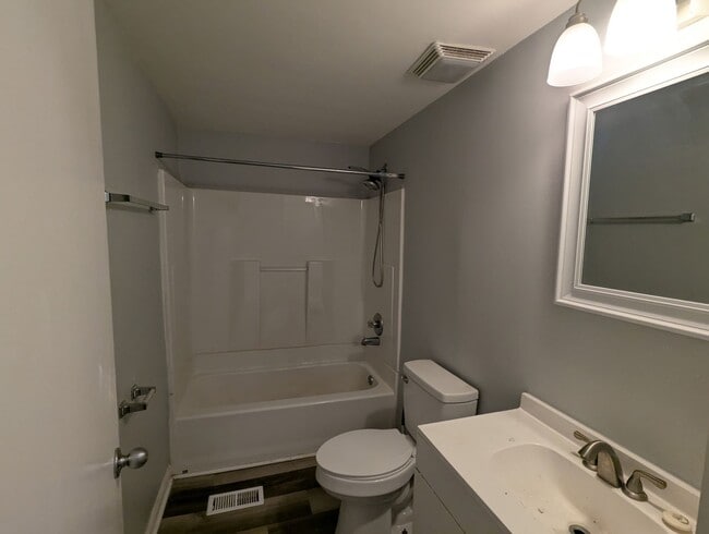 Building Photo - Beautifully renovated 3 bedroom/1 bath house!