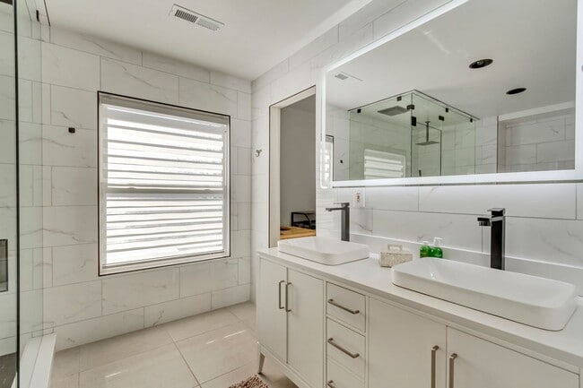 Building Photo - Beautiful 5-Bedroom Home in Sandy!