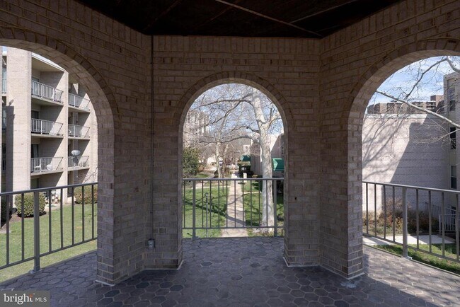 Building Photo - 37 Canterbury Square