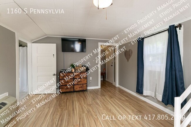 Building Photo - Beautifully Remodeled 3 Bedroom / 2 Bath M...