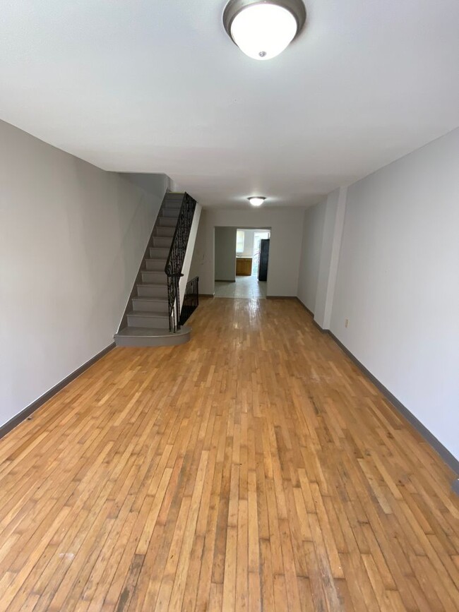 Building Photo - 2 Bedroom and 1 Bathroom House in South Ph...
