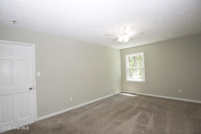 Building Photo - 906 N Glenwood Trail