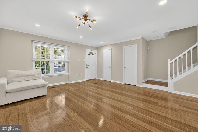 Building Photo - 8605 Western Oak Dr