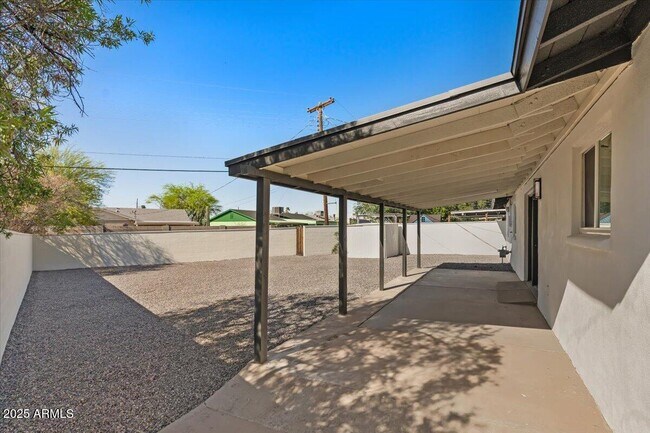Building Photo - 8617 E Palm Ln