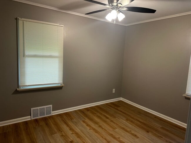 Building Photo - 2 Bedroom Home In Oak Park