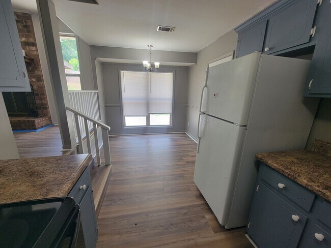 Building Photo - 3737 Woodcock Dr