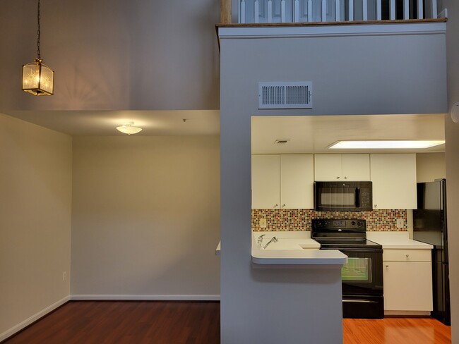 Building Photo - 913 Hillside Lake Terrace