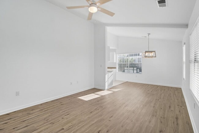 Building Photo - NEW PRICE and Half Off First Month's Rent! Nicely Updated Condo in Old South!