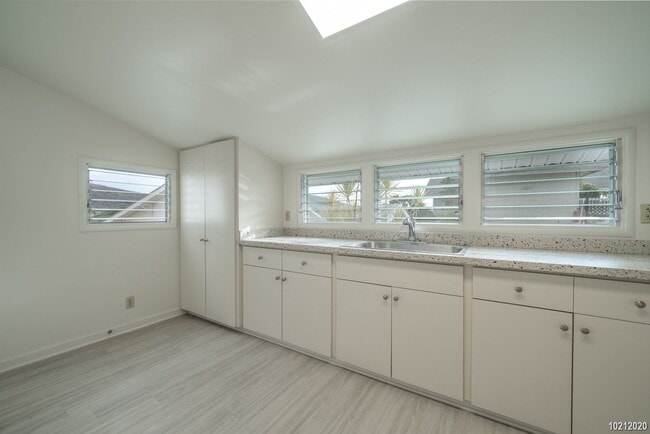 Building Photo - $1425 Beautiful Studio in Manoa 2646A Oahu...